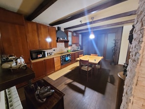 Wasserkocher mit Kaffee-/Teezubehör, Kühlschrank, Mikrowelle, Herdplatte