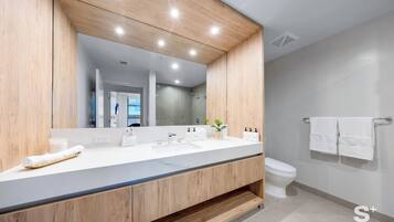 Condo, Balcony, City View | Bathroom