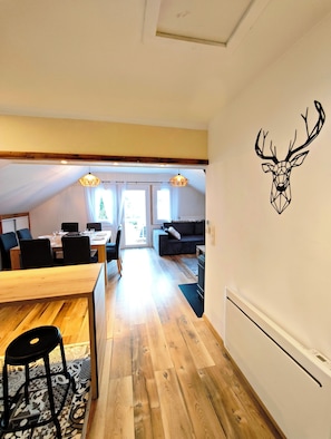 Een modern interieur met een eetgedeelte, een zithoek en een keuken.