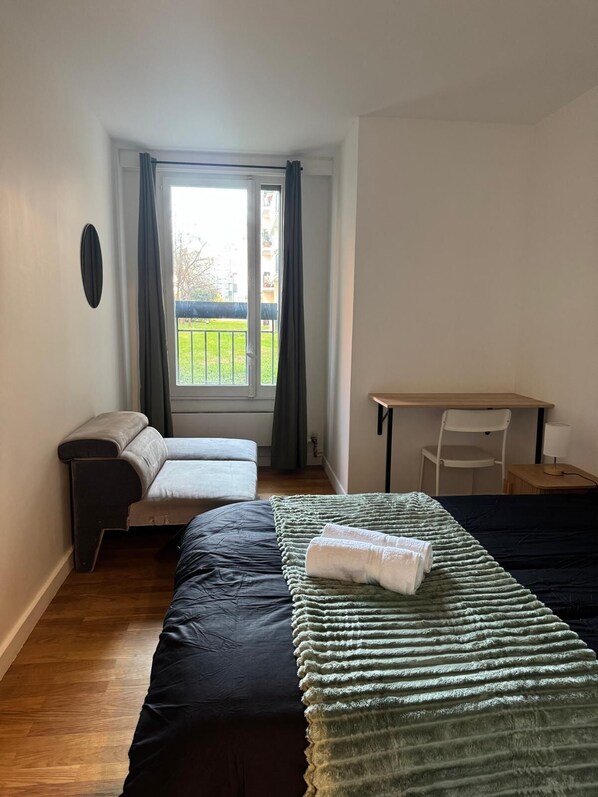 Iron/ironing board, WiFi, bed sheets