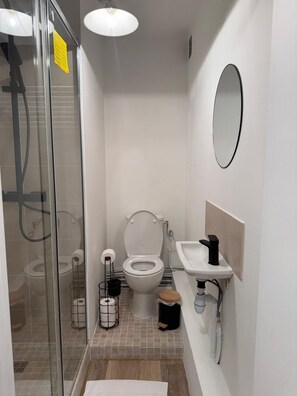 Hair dryer, towels, toilet paper - Fabulous 4-bedroom apartment in Paris perfect for your getaway (Paris)