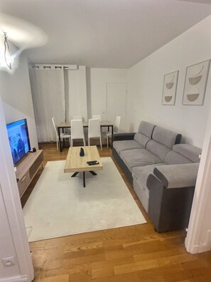 Living area - Fabulous 4-bedroom apartment in Paris perfect for your getaway (Paris)