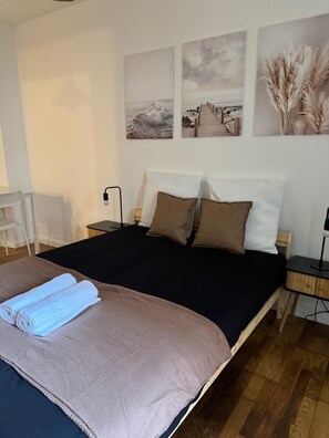 Silitysrauta/-lauta, Wi-Fi, vuodevaatteet