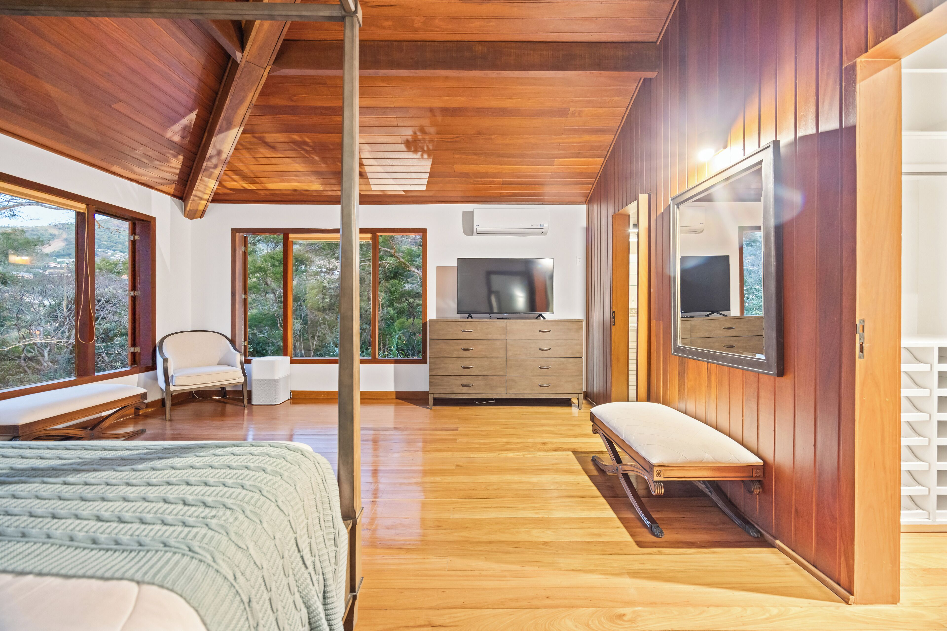 5 chambres, fer et planche à repasser, Wi-Fi, draps fournis