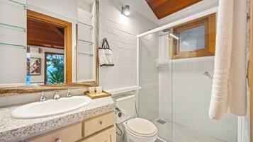 Dusche, Haartrockner, Bidet, Handtücher