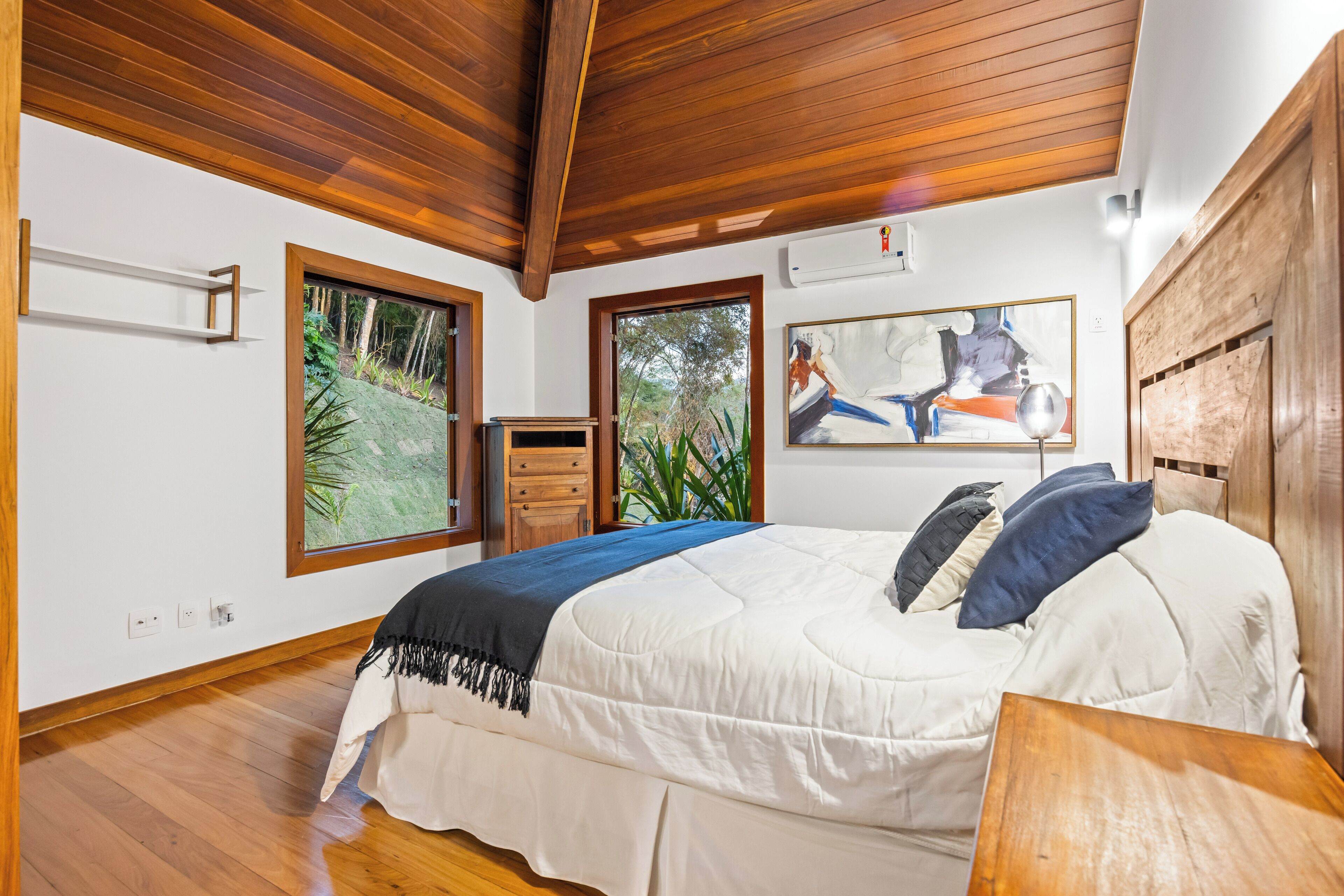 Tabla de planchar con plancha, wifi y ropa de cama 