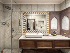 Ducha, secador de pelo, pantuflas, toallas