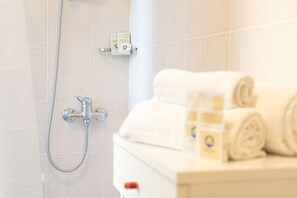 Shower, hair dryer, bidet, towels - Tulipano - Two Bedroom Apartment, Sleeps 4 (Posada)