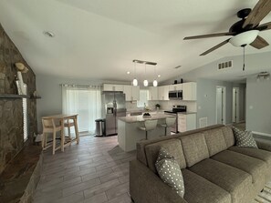 Living area - Clean and cozy, great mattress and nice 2 car garage. Big yard, large driveway. (Orange city)