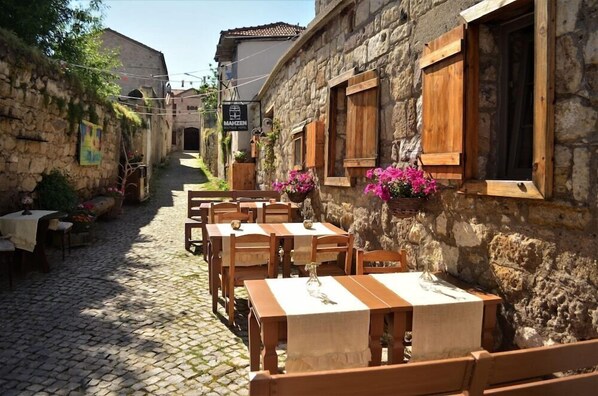 Outdoor dining - Mahzen Alacati (Çeşme)