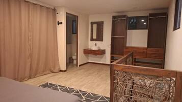 Habitación cuádruple familiar, vista a la alberca | Escritorio, espacio para trabajar con laptop y wifi gratis