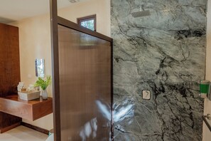 Suihku, ilmaiset hygieniatuotteet, hiustenkuivaaja, pyyhkeet