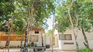 Vista frontal de la propiedad