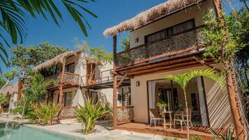 Escritorio, espacio para trabajar con laptop y wifi gratis