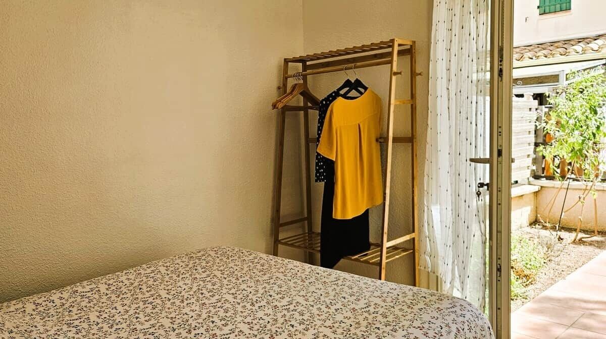 Ferros/tábuas de passar roupa, berço de viagem, roupa de cama