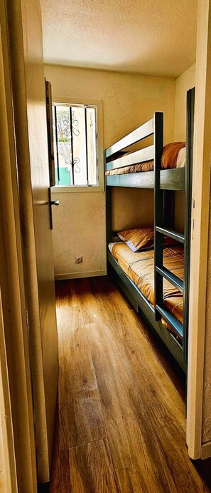 熨斗/熨衣板、旅行婴儿床、床单