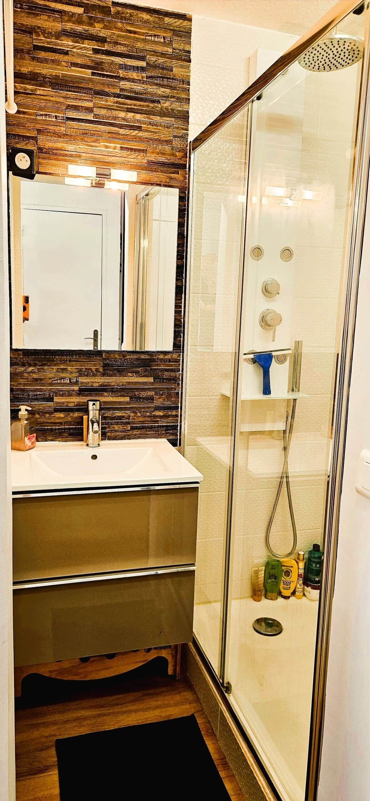 Douche, sèche-cheveux, serviettes fournies, papier toilette