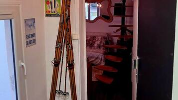 Bureau, fer et planche à repasser, Wi-Fi gratuit, draps fournis