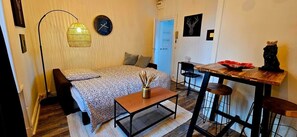 Escritorio, wifi gratis y ropa de cama 