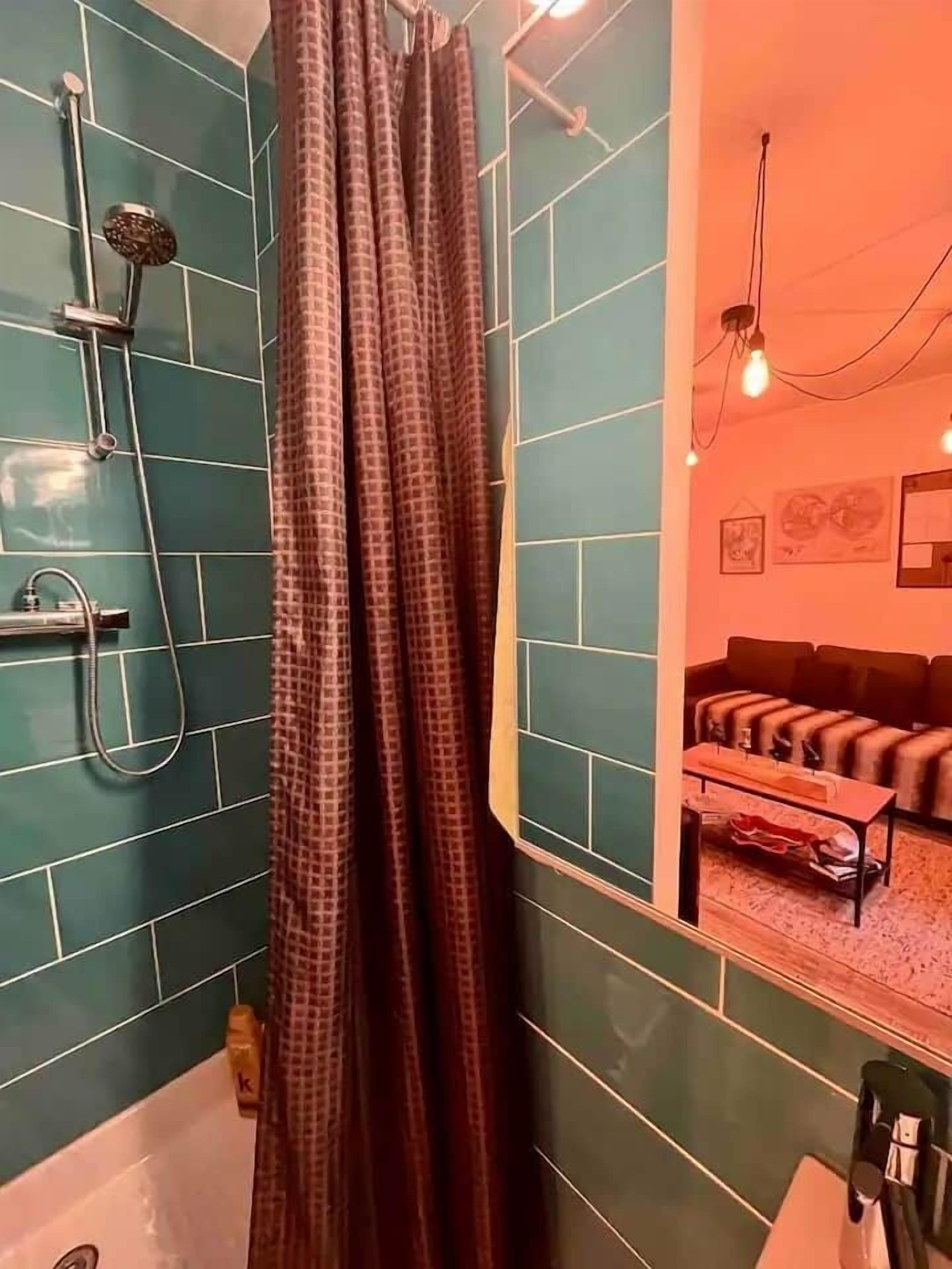 Dusche, Haartrockner, Handtücher, Toilettenpapier