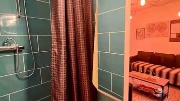 Dusche, Haartrockner, Handtücher, Toilettenpapier