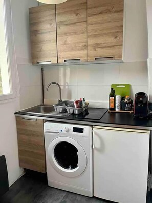 Fridge, microwave, oven, stovetop - La Cachette du Roi | Quiet town center (Fontainebleau)