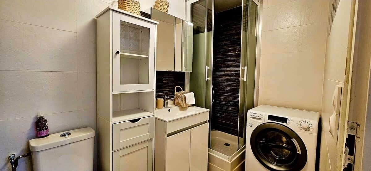 Douche, sèche-cheveux, serviettes fournies, papier toilette