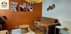 Smart TV - The Secret Cache (Fontainebleau)