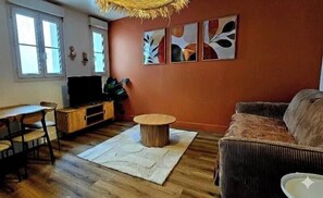 Smart TV - The Secret Cache (Fontainebleau)