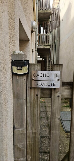Exterior detail - The Secret Cache (Fontainebleau)