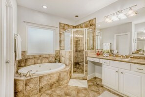 Dusche, Handtücher, Shampoo