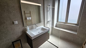 Estúdio, vista para a cidade | Banheiro | Chuveiro, secador de cabelo, toalhas de banho, papel higiênico