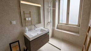 Studio, kaupunkinäköala | Kylpyhuone | Suihku, hiustenkuivaaja, pyyhkeet, vessapaperi