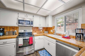 Fridge, microwave, oven, stovetop - Donner Lake Delight – Truckee Retreat (Truckee)