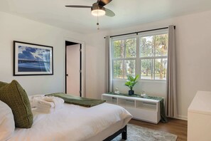 2 bedrooms, iron/ironing board, WiFi - Modern, Spacious Apartment in Downtown Beaufort! (Beaufort)