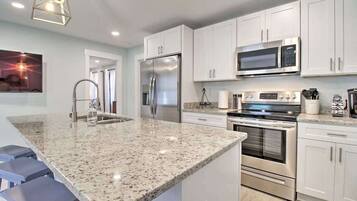 Refrigerador, microondas, placa de cocina, lavavajillas