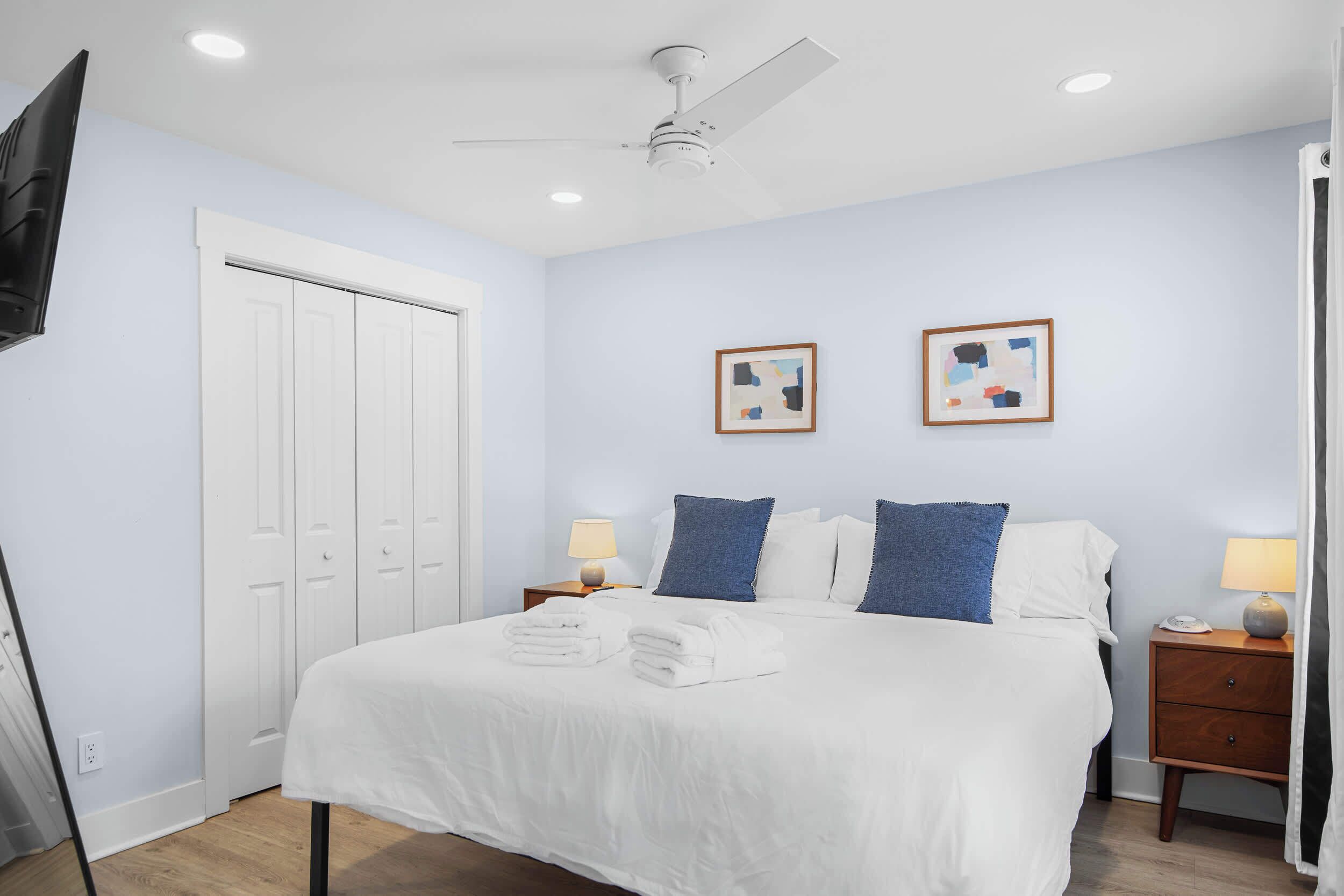 Een strijkplank/strijkijzer, wifi, beddengoed