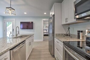 Fridge, microwave, stovetop, dishwasher - Renovated Downtown Apartment with Parking (Beaufort)