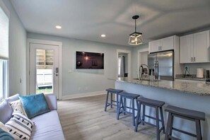 TV - Renovated Downtown Apartment with Parking (Beaufort)