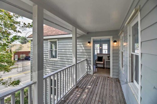 Newly Renovated, Spacious 2bd Apartment w. Parking!