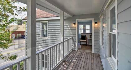 Newly Renovated, Spacious 2bd Apartment w. Parking!