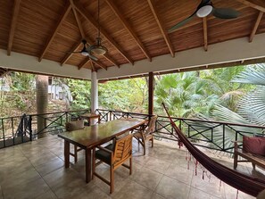 屋外ダイニングエリア