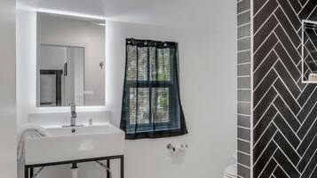 Ducha, secador de pelo, shampoo