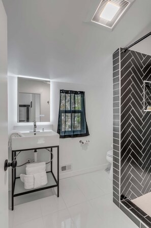 Shower, hair dryer, shampoo - Downtown Modern Studio Apartment w. Kitchenette (Beaufort)