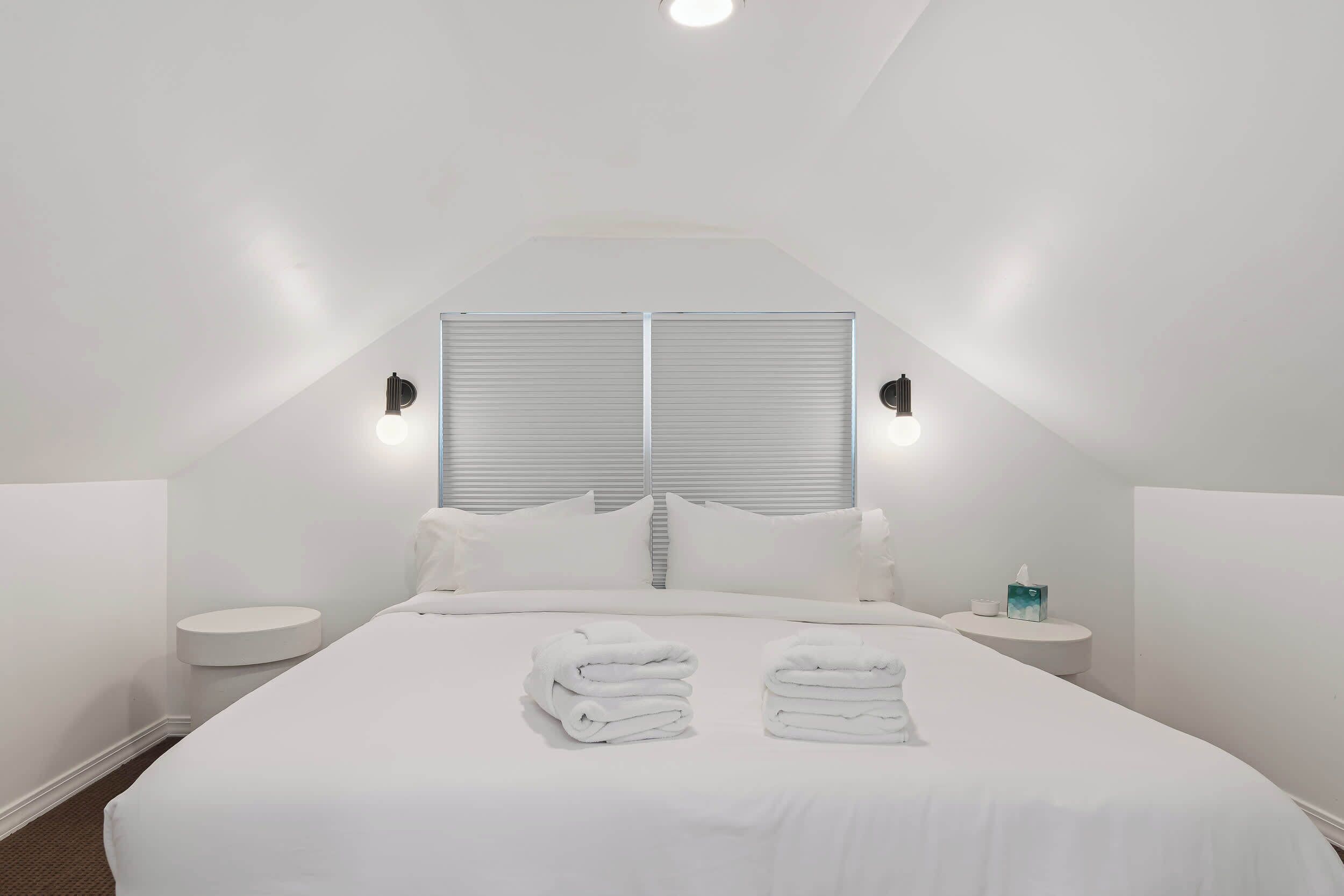 Een strijkplank/strijkijzer, wifi, beddengoed