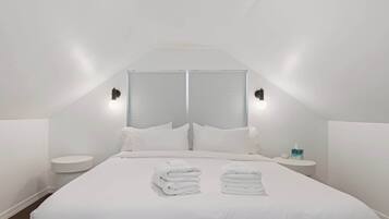 Een strijkplank/strijkijzer, wifi, beddengoed