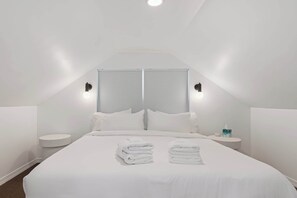 Tabla de planchar con plancha, wifi, ropa de cama