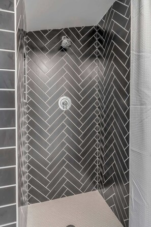 Shower, hair dryer, shampoo - Downtown Modern Studio Apartment w. Kitchenette (Beaufort)