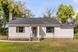 Exterior - Downtown Modern Studio Apartment w. Kitchenette (Beaufort)
