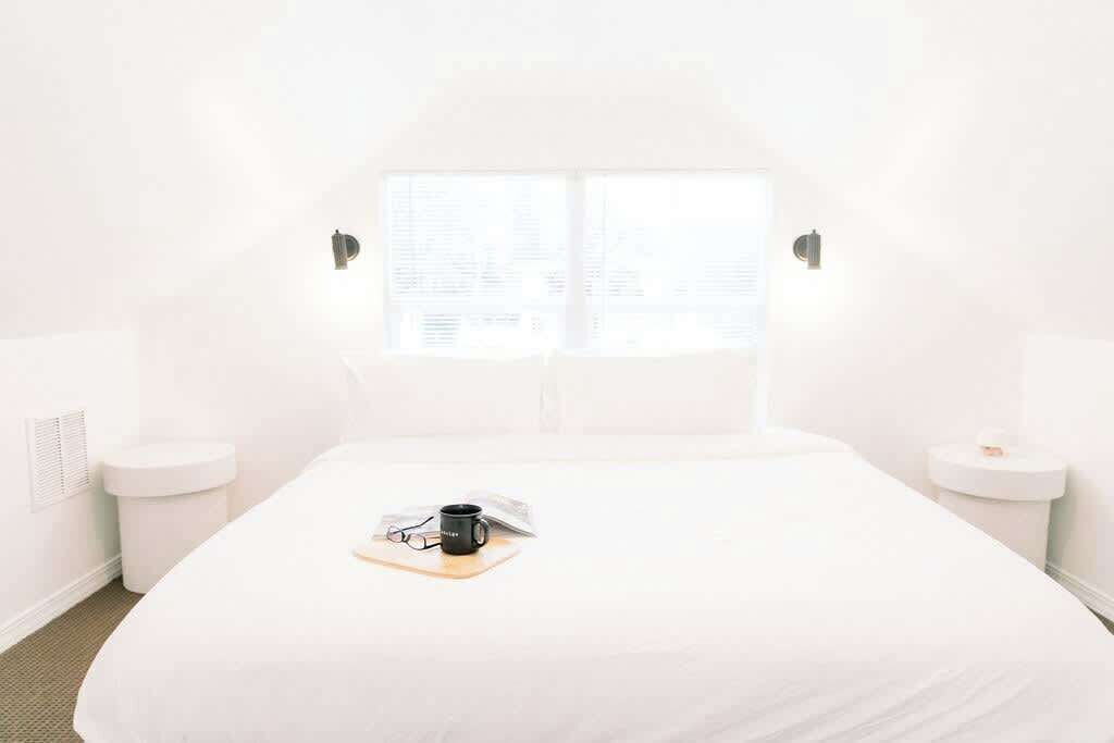 Een strijkplank/strijkijzer, wifi, beddengoed